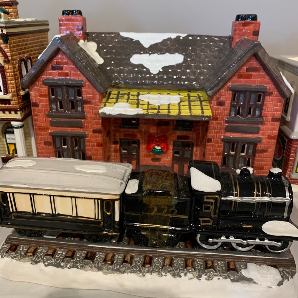 Snow Village - Depot and Train With 2 Train Cars